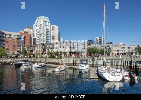 Restaurants et marina sur le front de mer de la promenade de Halifax à Halifax Nouvelle-Écosse Canada Banque D'Images