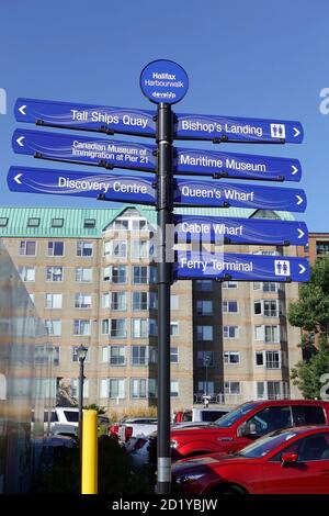 Direction panneau sur le front de mer de Halifax pour les attractions touristiques populaires À Halifax Harborwalk Nouvelle-Écosse Canada Banque D'Images