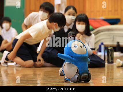 Tokyo, Japon. 6 octobre 2020. Les enfants de sixième année de l'école élémentaire Ouji-daini apprennent la programmation pour faire fonctionner un robot de communication LOVOT, développé par Groove X en utilisant une tablette à leur école à Tokyo le mardi 6 octobre 2020. Le Japon a commencé des cours de programmation informatique dans les écoles primaires compulsorly à partir de cette année pour construire les bases de la technologie de l'information. Credit: Yoshio Tsunoda/AFLO/Alay Live News Banque D'Images