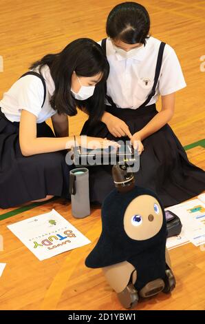 Tokyo, Japon. 6 octobre 2020. Les enfants de sixième année de l'école élémentaire Ouji-daini apprennent la programmation pour faire fonctionner un robot de communication LOVOT, développé par Groove X en utilisant une tablette à leur école à Tokyo le mardi 6 octobre 2020. Le Japon a commencé des cours de programmation informatique dans les écoles primaires compulsorly à partir de cette année pour construire les bases de la technologie de l'information. Credit: Yoshio Tsunoda/AFLO/Alay Live News Banque D'Images