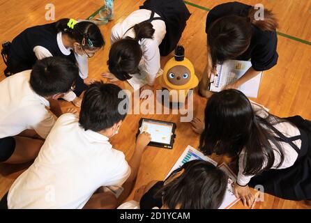 Tokyo, Japon. 6 octobre 2020. Les enfants de sixième année de l'école élémentaire Ouji-daini apprennent la programmation pour faire fonctionner un robot de communication LOVOT, développé par Groove X en utilisant une tablette à leur école à Tokyo le mardi 6 octobre 2020. Le Japon a commencé des cours de programmation informatique dans les écoles primaires compulsorly à partir de cette année pour construire les bases de la technologie de l'information. Credit: Yoshio Tsunoda/AFLO/Alay Live News Banque D'Images
