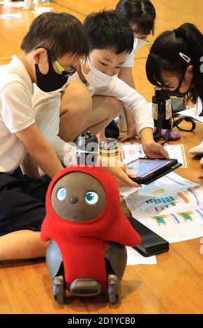 Tokyo, Japon. 6 octobre 2020. Les enfants de sixième année de l'école élémentaire Ouji-daini apprennent la programmation pour faire fonctionner un robot de communication LOVOT, développé par Groove X en utilisant une tablette à leur école à Tokyo le mardi 6 octobre 2020. Le Japon a commencé des cours de programmation informatique dans les écoles primaires compulsorly à partir de cette année pour construire les bases de la technologie de l'information. Credit: Yoshio Tsunoda/AFLO/Alay Live News Banque D'Images
