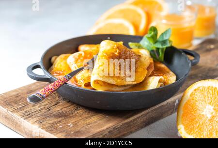 Crêpes à la sauce orange dans un moule en fonte. Crêpe française traditionnelle Suzette avec sauce à l'orange. Banque D'Images