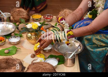 Haut angle vue de la tradition de mariage indien prière symbolique à Lord Ganesh sous forme de noix de bétel Banque D'Images