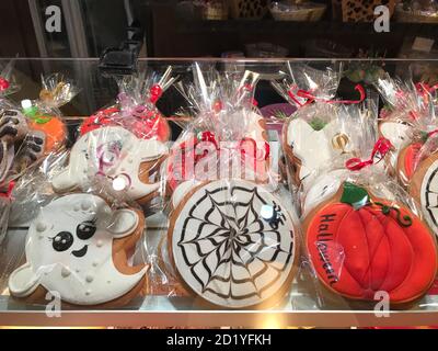 Variété de biscuits décorés dans le style d'Halloween dans le fenêtre du magasin de pâtisseries Banque D'Images