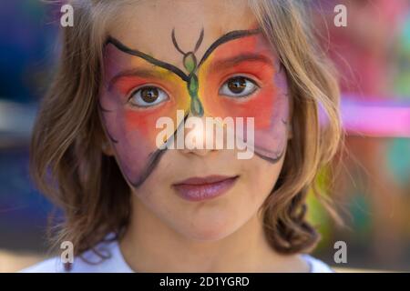 BORDEAUX, FRANCE, le 4 juillet 2020 : une petite fille au visage masque peint pose lors d'un festival local pour les enfants. Banque D'Images