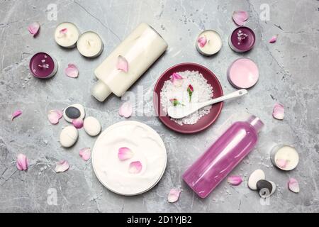 Produits cosmétiques pour les soins de la peau et du corps féminins sur fond de marbre gris. Blogueur de beauté, concept de soins de salon. Flat lay, vue de dessus. Banque D'Images