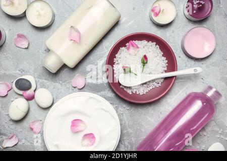 Produits cosmétiques pour les soins de la peau et du corps féminins sur fond de marbre gris. Blogueur de beauté, concept de soins de salon. Flat lay, vue de dessus. Banque D'Images