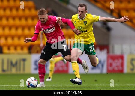 Oliver Skipp de Norwich City et Kamil Jozwiak de Derby County en action - Norwich City v Derby County, Sky Bet Championship, Carrow Road, Norwich, Royaume-Uni - 3 octobre 2020 usage éditorial seulement - restrictions DataCo Banque D'Images