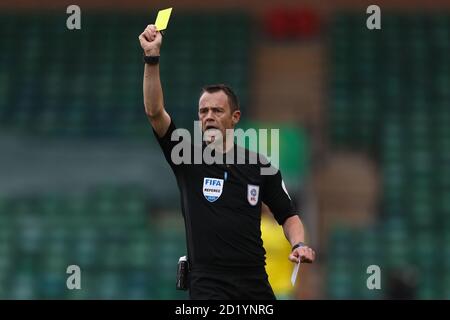 Arbitre, Stuart Attwell montre une carte jaune - Norwich City v Derby County, Sky Bet Championship, Carrow Road, Norwich, Royaume-Uni - 3 octobre 2020 usage éditorial seulement - des restrictions DataCo s'appliquent Banque D'Images