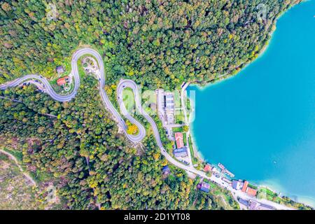 Chemin sinueux entouré d'arbres colorés dans la forêt. Vue aérienne de drone. Kesselberg Banque D'Images