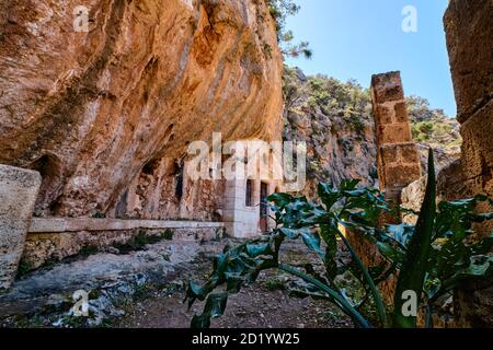 Église orthodoxe grotte de St Jean l'Hermite dans le monastère abandonné de Katholiko dans la gorge d'Avlaki, péninsule d'Akrotiri, Chania, Crète, Grèce foyer sélectif Banque D'Images