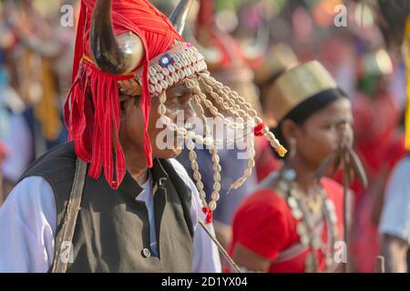 Portrait d'homme tribal, procession de Dussera, Chattisgarh, Inde Banque D'Images