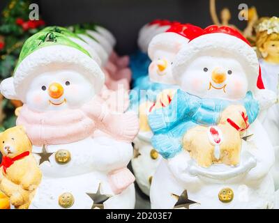 Figurines décoratives en céramique blanche à motif bonhomme de neige avec fentes en forme d'étoile. Lumières décoratives de Noël Banque D'Images