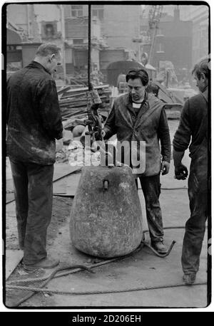 Londres vues dans la brume novembre 1968 les constructeurs s'effondrent Un bâtiment de la City de Londres a été endommagé pendant la Seconde Guerre mondiale Banque D'Images