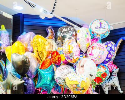 Sotchi, Russie - 14 décembre 2019. Beaucoup de ballons multicolores lumineux de formes diverses avec des motifs et des inscriptions Banque D'Images