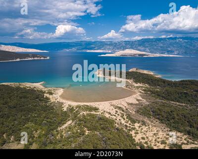 Vue aérienne de la plage du Sahara dans l'île de Rab, les forêts autour et le continent de la Croatie. Magnifique panorama de la baie du Sahara sur l'île de Rab. Plage de sable. Banque D'Images
