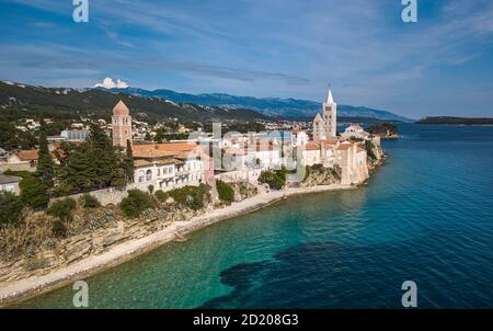 Vue aérienne de l'île de Rab, Croatie, mer Adriatique. Vieille ville Rab de l'oeil des oiseaux. Banque D'Images