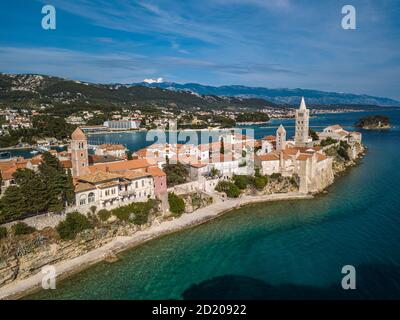 Vue aérienne de la vieille ville de Rab, Croatie, mer Adriatique. Vieille ville entourée par la mer Adriatique. Banque D'Images