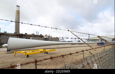 Les pales des éoliennes sont stockées dans les installations de peinture et de logistique de MHI Vestas, à la centrale électrique désutilisée de Fawley, dans le Hampshire. Chaque foyer du pays sera alimenté par le vent offshore dans les 10 ans, a déclaré Boris Johnson à la conférence conservatrice en promettant une révolution industrielle verte qui créera des centaines de milliers d'emplois. Banque D'Images