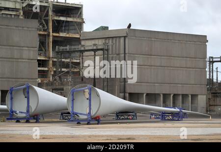 Les pales des éoliennes sont stockées dans les installations de peinture et de logistique de MHI Vestas, à la centrale électrique désutilisée de Fawley, dans le Hampshire. Chaque foyer du pays sera alimenté par le vent offshore dans les 10 ans, a déclaré Boris Johnson à la conférence conservatrice en promettant une révolution industrielle verte qui créera des centaines de milliers d'emplois. Banque D'Images