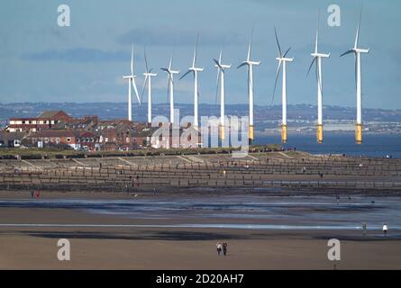 Parc éolien de Teesside près de l'embouchure de la rivière Tees au large de la côte du North Yorkshire. Chaque foyer du pays sera alimenté par le vent offshore dans les 10 ans, Boris Johnson dira à la conférence conservatrice en s'engagent dans une révolution industrielle verte qui créera des centaines de milliers d'emplois. Banque D'Images