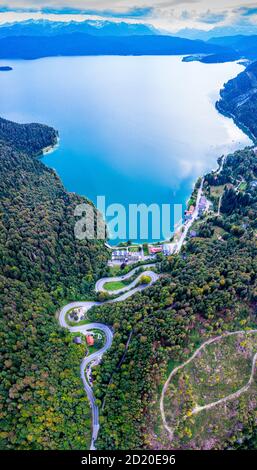 Lac de Bavière Walchensee. Vue aérienne automne. Montagnes Alpes Karwendel. Magnifique destination de voyage Banque D'Images