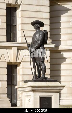 Londres, Angleterre, Royaume-Uni. Gurkha Memorial (1997; par Philip Jackson - basé sur 1924 original en Inde par Richard Goulden) dans Horse Guards Avenue. Banque D'Images