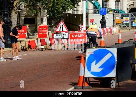 Londres, Angleterre, Royaume-Uni. Panneaux de signalisation dans le centre commercial pendant les travaux de construction majeurs Banque D'Images