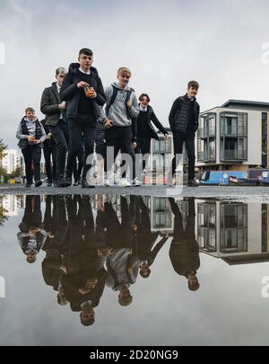 Élèves de l'école secondaire Boroughmuir à Fountainbridge pendant la pause déjeuner, Édimbourg, Écosse, Royaume-Uni Banque D'Images