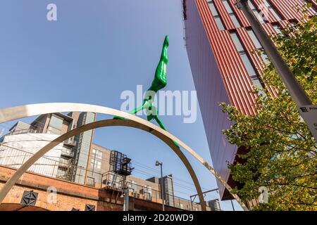 Architecture moderne et œuvres d'art dans le centre-ville de Manchester, à la sortie de Deansgate, au Royaume-Uni. Banque D'Images