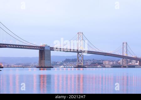 Pont de la baie de San francisco–oakland à Dawn, San Francisco, Californie, États-Unis Banque D'Images