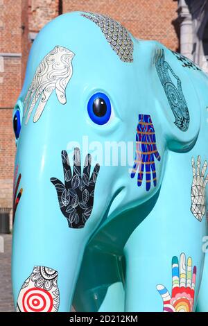 Magnifique statue d'éléphant d'Asie peinte à la main, dans le cadre de la parade des éléphants à Mons (Hainaut), Belgique Banque D'Images