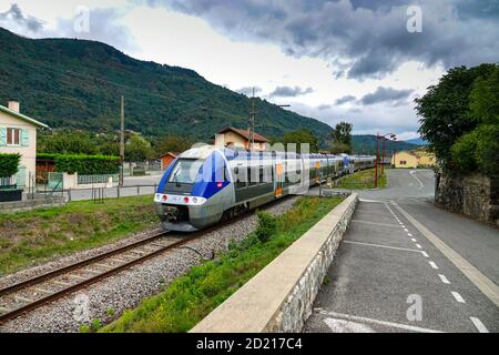 Train à grande vitesse en direction de la caméra Tarascon sur Ariege, France Banque D'Images