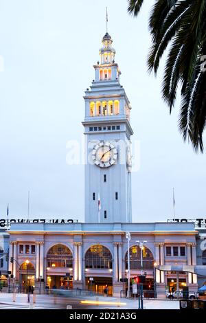 San Francisco, Californie, États-Unis - San Francisco Ferry Building à l'aube. Banque D'Images