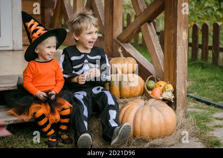 Halloween concept - garçon et fille dans le jardin d'automne Banque D'Images