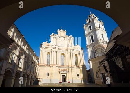 La Grande Cour de l'Université de Vilnius et l'église Saint-Jean-Baptiste et Saint-Jean l'apôtre et évangéliste dans la vieille ville de Vil Banque D'Images