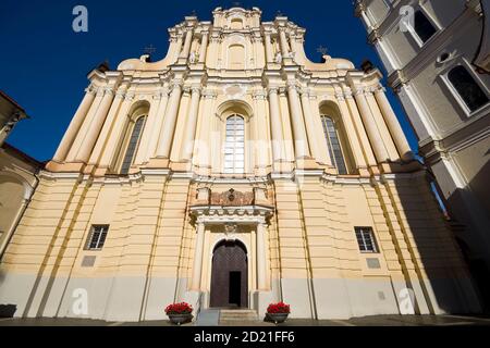 La Grande Cour de l'Université de Vilnius et l'église Saint-Jean-Baptiste et Saint-Jean l'apôtre et évangéliste dans la vieille ville de Vil Banque D'Images