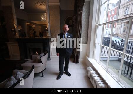 Mark Ronan, directeur adjoint, dans le hall vide de l'hôtel Buswells à Dublin, alors que l'Irlande entre dans une écluse nationale de niveau 3 du coronavirus. Banque D'Images