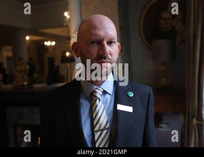 Mark Ronan Directeur adjoint de l'hôtel Buswells à Dublin alors que l'Irlande entre dans une écluse nationale de niveau 3 du coronavirus. Banque D'Images