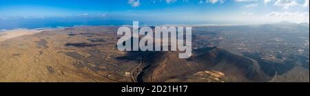 Fuerteventura Vulcan Calderon Hondo et volcaniques mountain. Drone abattu île des Canaries, Espagne Banque D'Images
