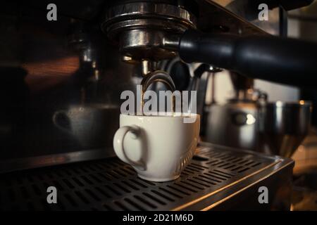 Gros plan de la machine à café produisant des espressos pour les clients de un café branché Banque D'Images