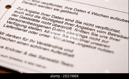 06 octobre 2020, Baden-Wuerttemberg, Stuttgart: Une fiche de recherche de contacts dans les restaurants selon le règlement Corona est placée sur une table dans un restaurant. Lors d'une conférence de presse, le ministre de la Santé du Bade-Wurtemberg, Lucha, a souligné l'importance du traçage des chaînes d'infection. Par conséquent, a-t-il dit, l'achèvement correct des feuillets de traçage est également de plus en plus contrôlé dans les restaurants et les pubs. (À dpa 'Baden-Wuerttemberg soulève l'alarme - resserrage des contrôles de corona') photo: Marijan Murat/dpa Banque D'Images