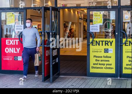 Cork, Irlande. 6 octobre 2020. Aujourd'hui, Patrick Street était occupé par les acheteurs, quelques heures avant que l'Irlande ne s'attaque aux restrictions de niveau 3 du coronavirus. De nombreux acheteurs ne portaient pas de masque facial. Crédit : AG News/Alay Live News Banque D'Images