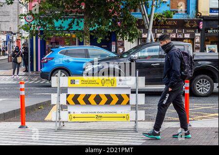 Cork, Irlande. 6 octobre 2020. Aujourd'hui, Cork était occupée par les acheteurs, quelques heures seulement avant que l'Irlande ne s'attaque aux restrictions de niveau 3 du coronavirus. De nombreux acheteurs ne portaient pas de masque facial. Crédit : AG News/Alay Live News Banque D'Images