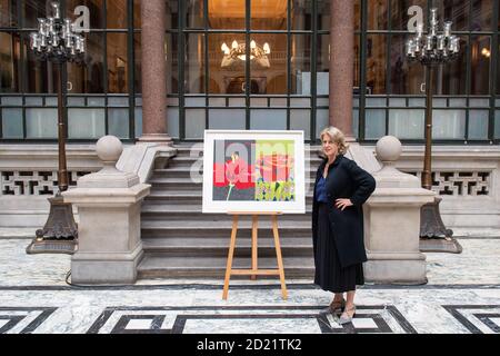 Directeur de la Collection d'art du gouvernement Penny Johnson CBE avec 'Hibiscus et la Rose' par l'artiste britannique-nigérian Yinka Shonibara lors d'un briefing de la Collection d'art du gouvernement au Bureau des affaires étrangères, du Commonwealth et du développement, à Westminster, Londres. 'Hibiscus and the Rose' a été commandé comme édition imprimée limitée devant être exposée dans les bâtiments gouvernementaux et les ambassades du monde entier, en tant que récipiendaire du Robson Orr TenTen Award. Banque D'Images