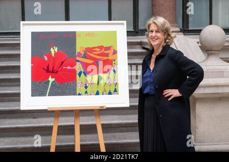 Directeur de la Collection d'art du gouvernement Penny Johnson CBE avec 'Hibiscus et la Rose' par l'artiste britannique-nigérian Yinka Shonibara lors d'un briefing de la Collection d'art du gouvernement au Bureau des affaires étrangères, du Commonwealth et du développement, à Westminster, Londres. 'Hibiscus and the Rose' a été commandé comme édition imprimée limitée devant être exposée dans les bâtiments gouvernementaux et les ambassades du monde entier, en tant que récipiendaire du Robson Orr TenTen Award. Banque D'Images