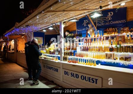 PARIS, FRANCE - 6 JANVIER 2019 : les gens goûtent avant d'acheter dans un stand vendant du foie gras, du vin pineau des charentes, des confiture, etc Banque D'Images