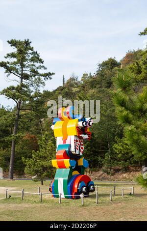 Grenouille et chat, 1990 par Karel Appel, Benesse House Museum, Naoshima, Japon Banque D'Images