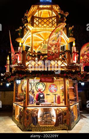 PARIS, FRANCE - 6 JANVIER 2019 : vin chaud à vendre au marché de Noël dans une belle tour de l'Avent en bois décorée de bougies, d'anges Banque D'Images